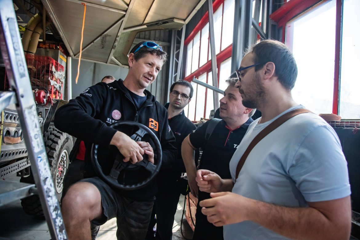 Týmu konstruktérů Tatry se při návštěvě dílen a zázemí Buggyra Racing věnoval technický ředitel týmu Robin Dolejš.