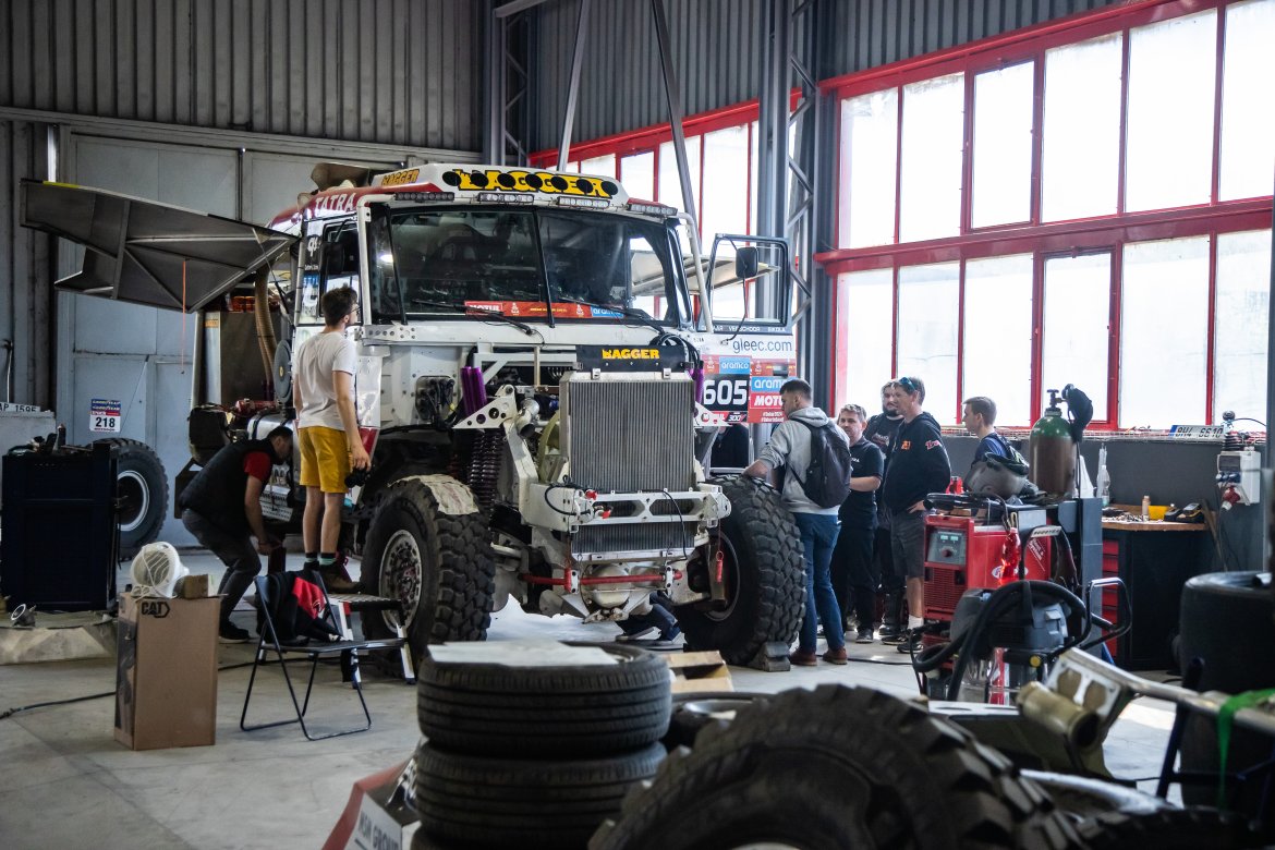 Členové projektu T 162 "Karel" při detailní prohlídce závodního speciálu Tatra Buggyra Evo 3.