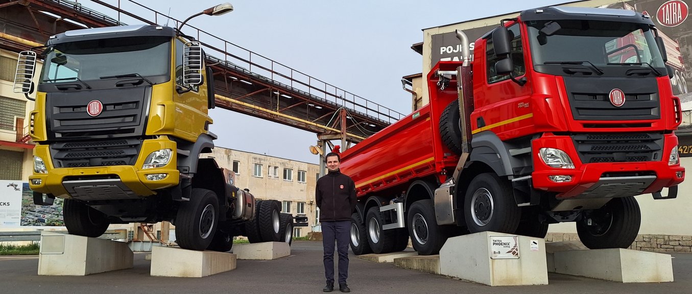 Martin Piskoř před areálem kopřivnické společnosti TATRA TRUCKS.