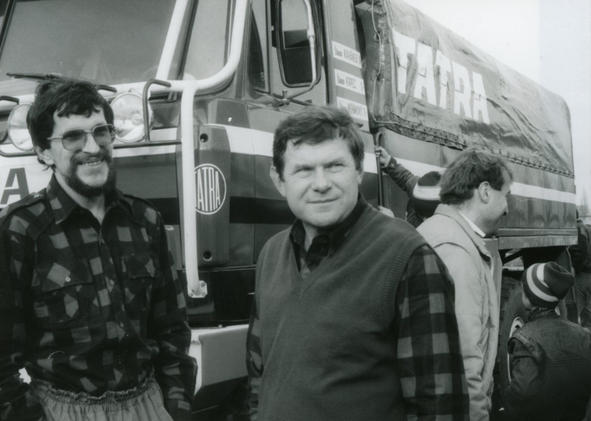Ing. Krpec se Zdenkem Kahánkem při odjezdu z Kopřivnice na start Rally Paříž-Dakar 1990.