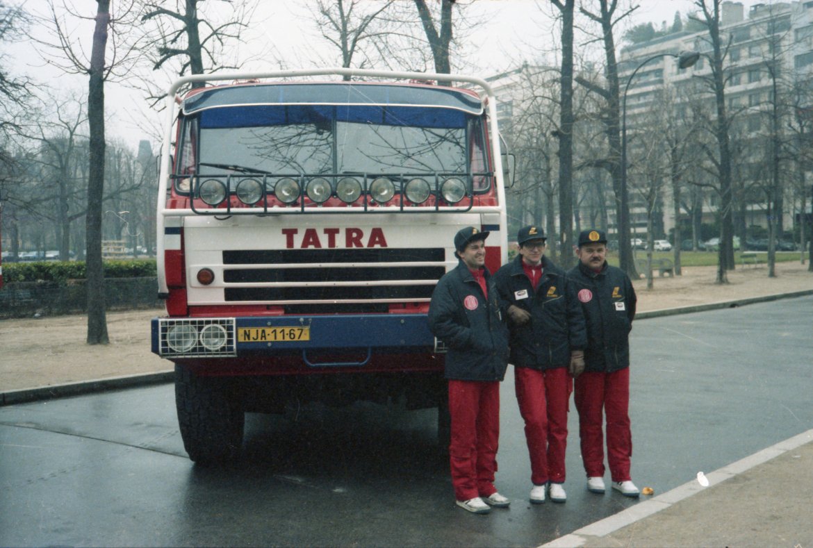 Odjezd na Rallye-Paříž-Dakar 1986 - Ing. Krpec uprostřed.