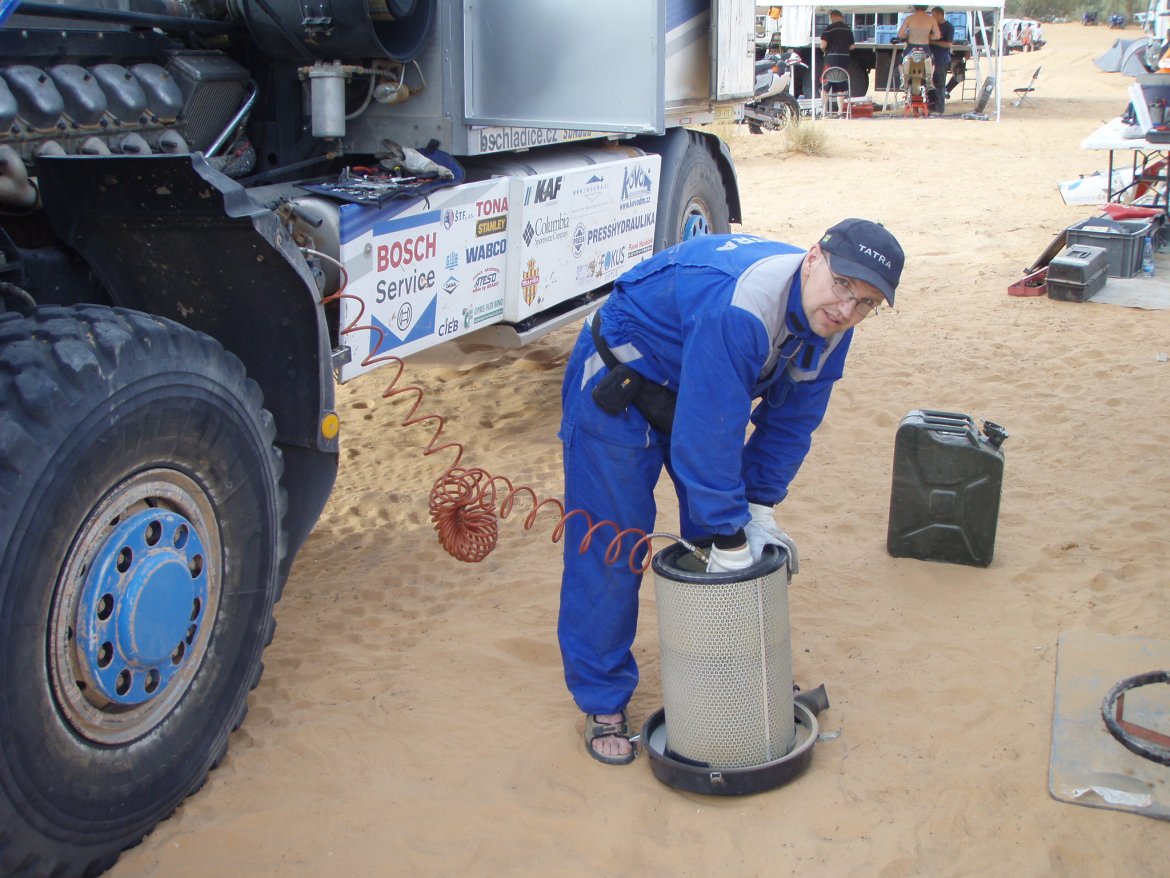 Při pravidelné údržbě po jedné z etap Rallye Tunis 2008.