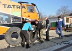 Petr Koliba při výměně pneumatiky na dakarském speciálu Tomáše Tomečka ve slovenském Záhorie v roce 2015.